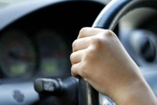 На Волині 11-річний хлопець наїхав автівкою на свою 2-річну сестру. Вона загинула