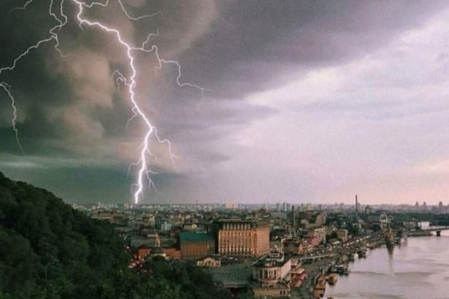 Грози, злива і град: Київ та область накрила негода (фото, відео)