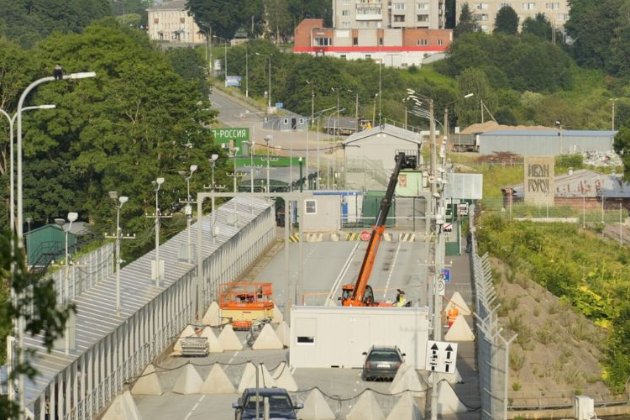 Естонія встановлює ворота й барʼєри на кордоні з рф