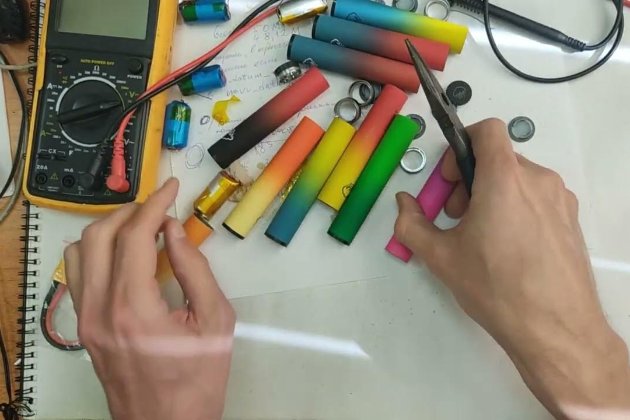 Українські волонтери у Великій Британії виготовляють з вейпів акумулятори для дронів — BBC