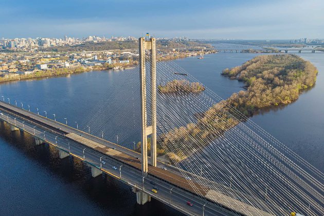 Київ хоче послабити комендантську годину та змінити рух метро і мостами
