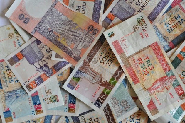 Куба планує провести девальвацію песо і скасувати другу валюту, що ходить в країні