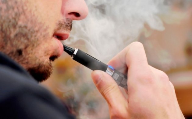 Рада ухвалила законопроєкт про заборону продажу електронних цигарок неповнолітнім