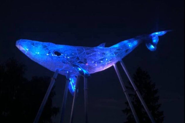 У Києві з’явилася скульптура гігантського кита. Її виготовили із переробленого пластику ​(фото)
