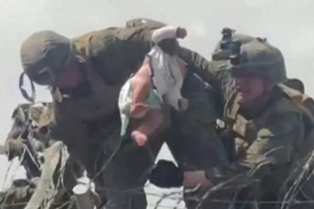 Військовий британської армії розказав про догляд за врятованою в Кабулі дитиною