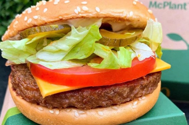 В 2022 году McDonald's будет продавать в Украине бургеры из растительного мяса в тестовом режиме