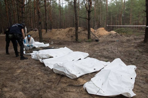 В Ізюмі завершують ексгумацію тіл загиблих українців. Виявили 427 жертв