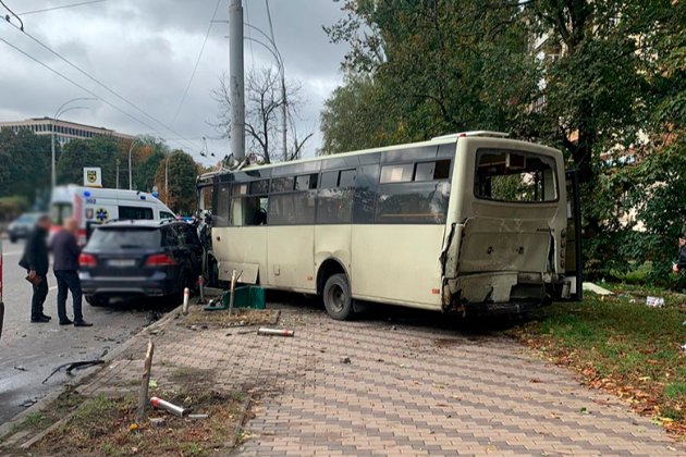 У Києві в результаті ДТП постраждали 23 пасажири маршрутки (фото)