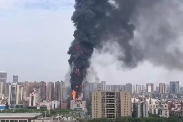 У Китаї за кілька хвилин згорів 200-метровий хмарочос China Telecom (відео)