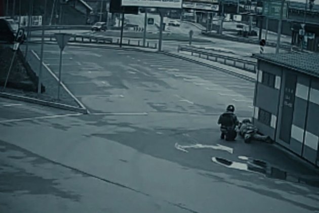 Поліція показала кадри, як росіяни обстрілювали автівки людей, які намагалися евакуюватись з Гостомеля (відео)