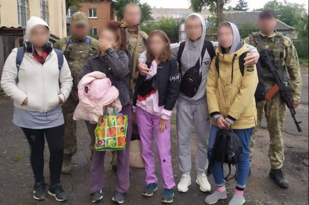 У Куп’янську прикордонники звільнили п’ятьох підлітків, яких окупанти закрили в підвалі на «фільтрацію»
