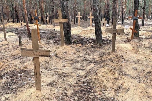 Через рік після звільнення Ізюма з масового поховання не вдалося ідентифікувати 57 тіл