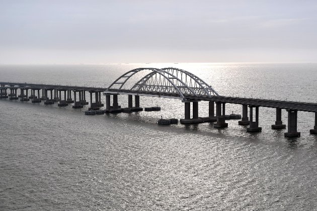 На Кримському мосту замінили проліт, який пошкодили морські дрони (фото)