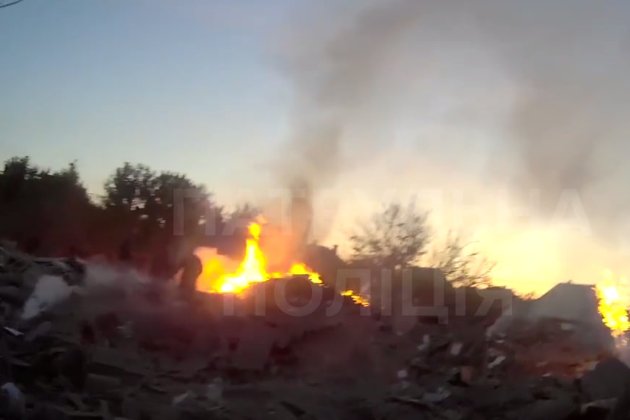Патрульні показали кадри перших хвилин на місці ракетного удару в Сумах (відео)