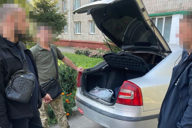 Посадовець Рівненського військкомату постачав своєму керівнику наркотики