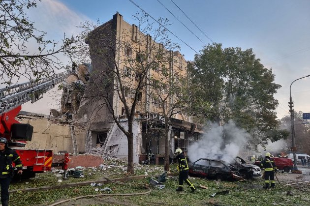 У Черкасах уламки ворожої ракети зруйнували будівлю готелю, є постраждалі (фото, відео)