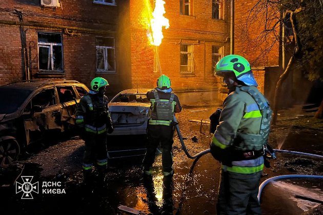 Над Києвом збили десяток БпЛА: пошкоджені 20 авто, пожежу вже загасили — КМВА  