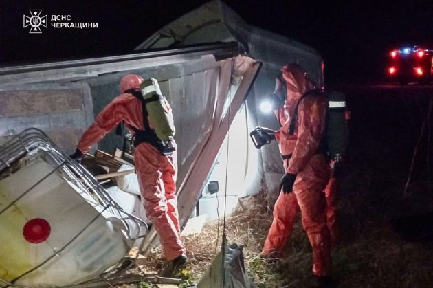 На Черкащині вантажівка перекинулася, внаслідок чого розлилося 13 тонн хлору