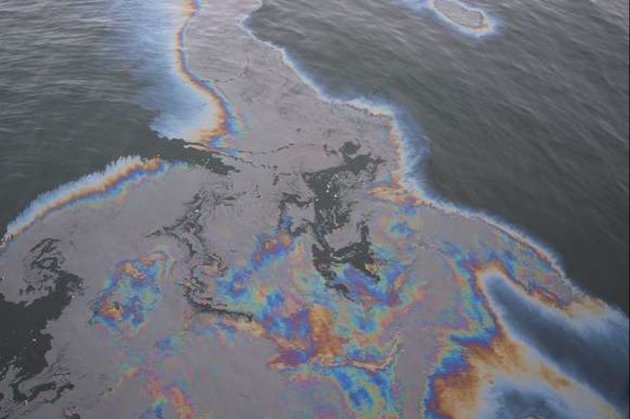 У рф стався витік нафтопродуктів у Чорне море: величезна пляма рухається у напрямку Криму — росЗМІ