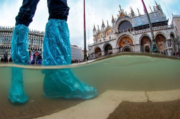 «Історичний день». У Венеції вперше за 1200 років підняли дамбу і зупинили повінь (фото)