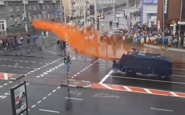 Світлошумова граната та газ з балончиків. Як силовики розганяють протестувальників у Білорусі (відео)