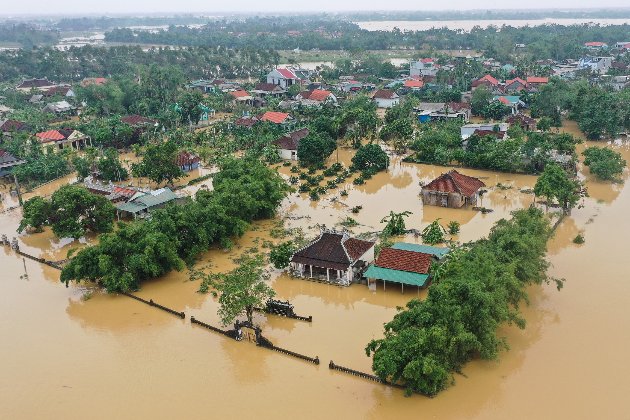 На В’єтнам обрушився тайфун «Молаве». Понад мільйон евакуюваних (фото, відео)