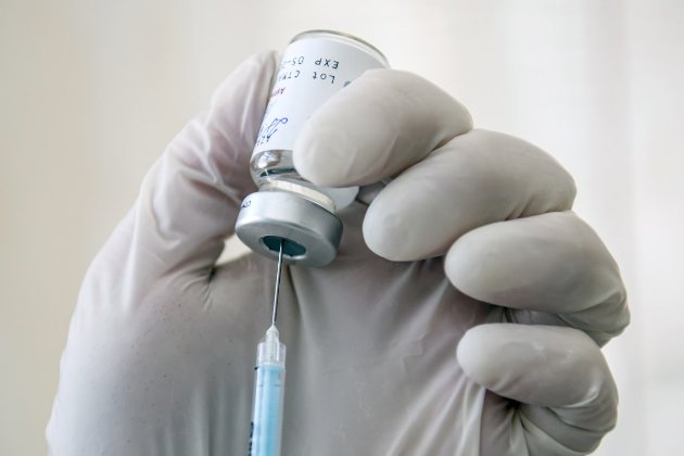 У Польші 63% населення хочуть вакцинуватися від COVID-19 додатковою третьою дозою 