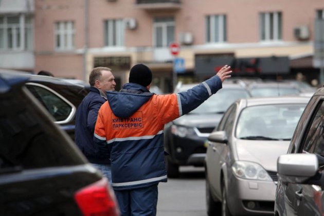 Київських інспекторів з паркування охоронятимуть, бо їх б'ють водії