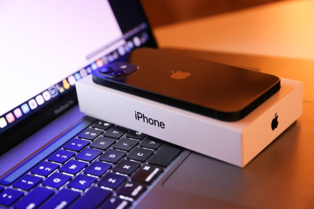 Студенти з Китаю подали до суду на Apple через відсутність зарядки в комплектах iPhone