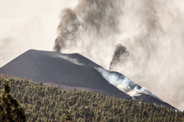 Токсичний газ від виверження вулкану на острові Ла-Пальма досяг України. Чи небезпечно це?
