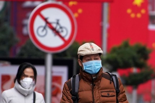 У Китаї закрили чотирьохмільйонне місто для стримування поширення коронавірусу