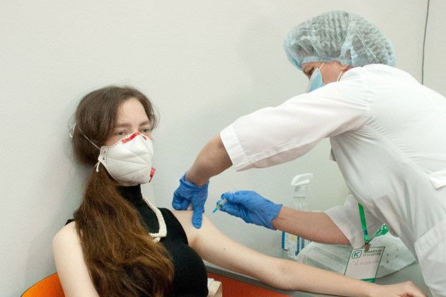 В Україні хочуть спростити доступ до вакцинації та дозволити щепити людей не лише лікарям