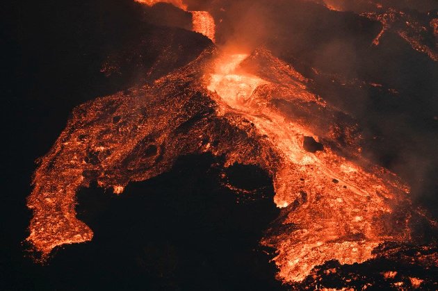 Виверженню вулкана на Канарах не видно кінця. На острові зафіксували 42 сейсмічні хвилі (відео)