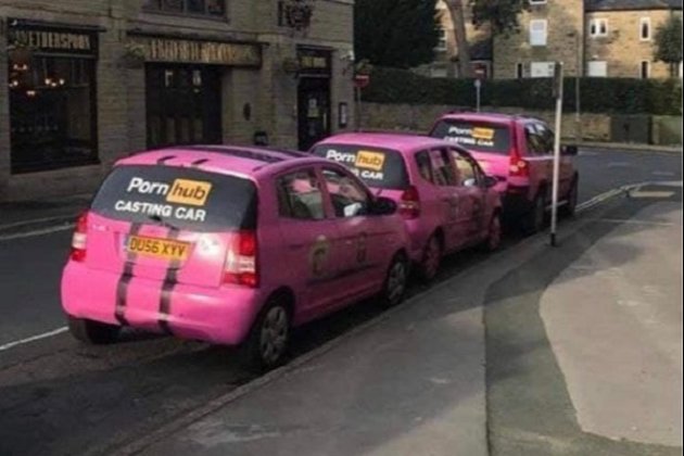 На вулицях британського містечка помітили яскраво-рожеві машини з логотипом Pornhub