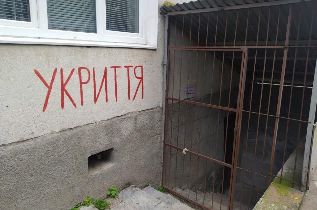 Рятувальникам заборонили зрізати замки закритих сховищ у Києві. Хто і чому?
