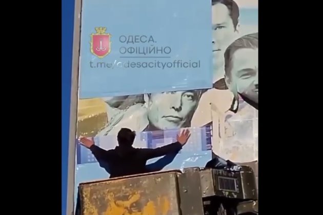В Одесі заклеїли Ілона Маска на білбордах з подякою за допомогу Україні (відео)