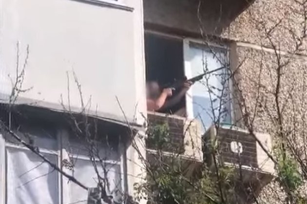 Мережею шириться фейк про чоловіка, який стріляв по дронам з балкона
