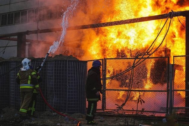 Дніпропетровщина: окупанти обстріляли об’єкт енергетики у Криворізькому районі та житлові будинки (фото)