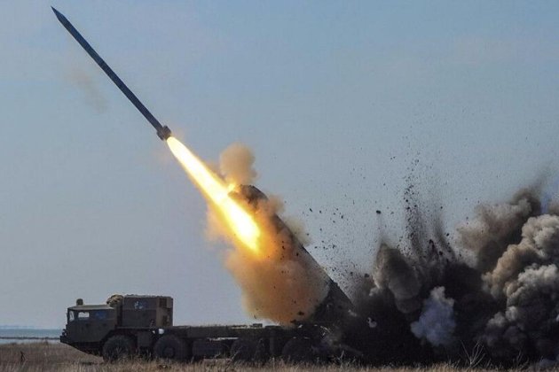 Окупанти вдарили по Миколаєву ракетами С-300, сім людей поранено — Кім