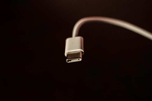 Apple планує перевести iPhone на USB-C у наступному році — Bloomberg