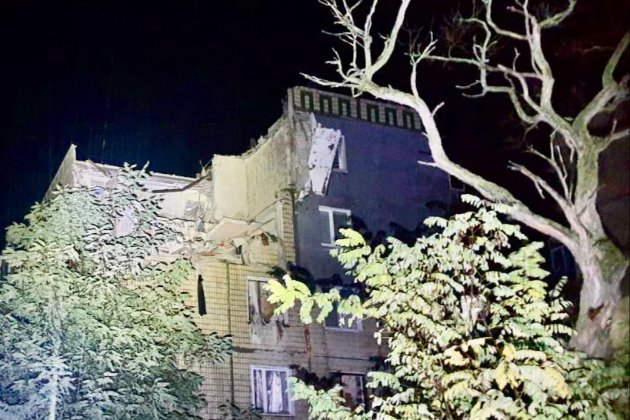 Нічний обстріл Нікополя: 4 поранених, у багатоповерхівці зруйновані 4 квартири