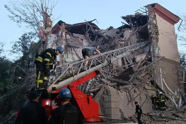 Рятувальники показали наслідки ворожої атаки на Запоріжжя (фото)