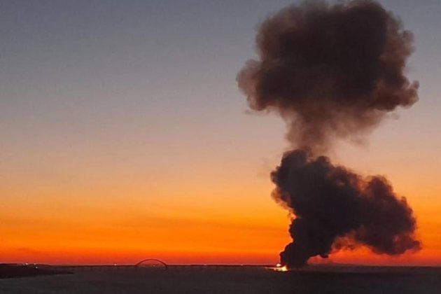 Пожежа на Кримському мосту. РосЗМІ пишуть про загоряння палива (фото, відео, оновлено)
