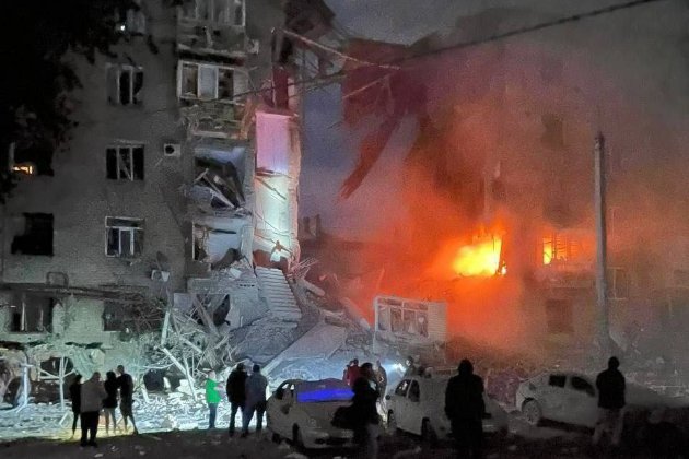 Росія знову обстріляла Запоріжжя: ракета зруйнувала під’їзд багатоповерхівки (фото)