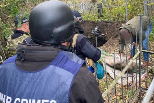 На Харківщині в одній могилі знайшли тіла двох чоловіків зі слідами катувань