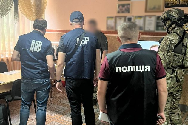 В Івано-Франківський ТЦК фіктивно взяли на служби сімох футболістів і тренерів — ДБР