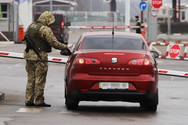 За дев'ять місяців прикордонники не випустили за кордон 2100 держслужбовців