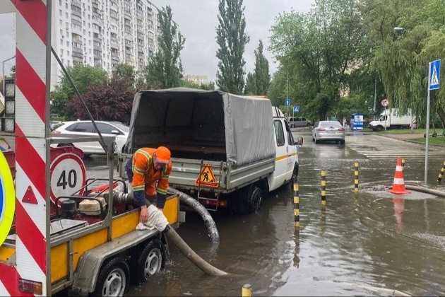 У чотирьох районах Києва виникли підтоплення через зливу