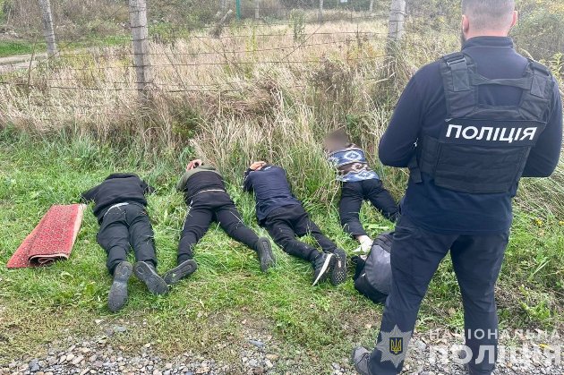 На Ужгородщині затримали трьох осіб, які організували незаконний перетин кордону чоловіками призовного віку (фото)