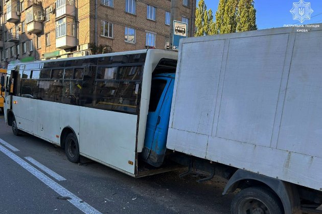 У Києві вантажівка на повній швидкості вʼїхала у маршрутку, є постраждалі (фото)